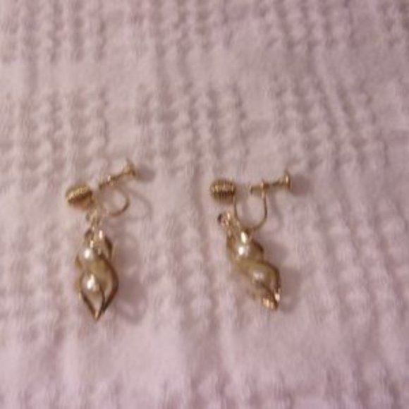 "Sarah Coventry Twirling Pearls Screwback Earrings " - Picture 3 of 4